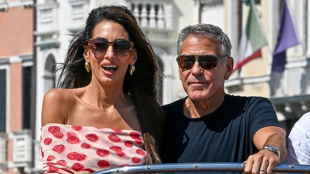 Amal Clooneyová s manželem Georgem Clooneym (Benátky, 4. září 2026)