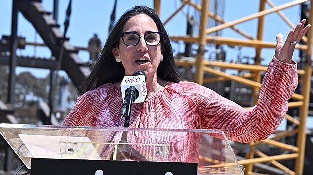 Gillian Zuckerová, prezidentka LA Clippers pro obchodní záležitosti, promlouvá během stavby arény Intuit Dome.