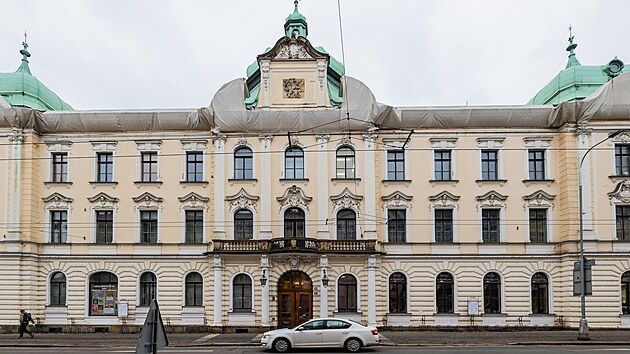 Hradeck&eacute; Adalbertinum je v havarijn&iacute;m stavu, do budovy zat&eacute;k&aacute;.
