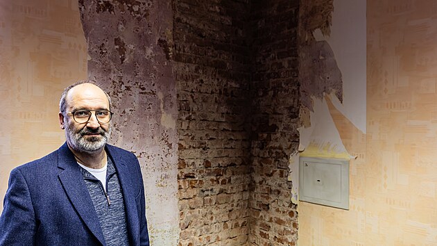 Ředitel Hradeck&eacute; kulturn&iacute; a vzděl&aacute;vac&iacute; společnosti Ivan Kurtev převzal před lety budovu v havarijn&iacute;m stavu. Jeho předchůdce o rekonstrukci marně usiloval 15 let.