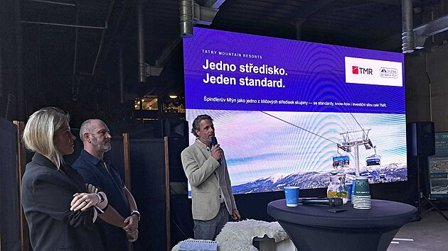 Středisko Špindlerův Mlýn - město i skiareál - mění vizuální identitu. U mikrofonu je ředitel skiareálu René Hroneš, uprostřed starosta Martin Jandura. (8. září 2026)