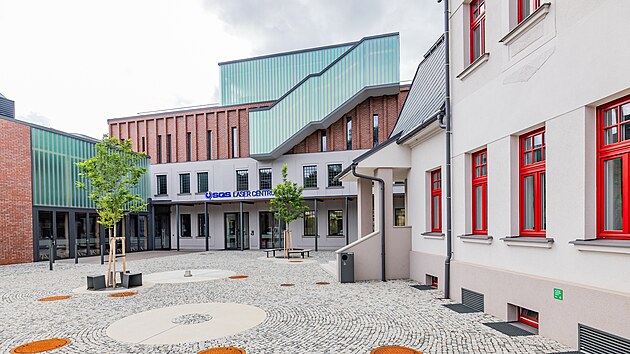 Škola sídlí v renovovaném domě v Kotíkově ulici v Nové Pace, vedle společnost SQS Vláknová optika vybudovala laserové centrum. (1. září 2026)