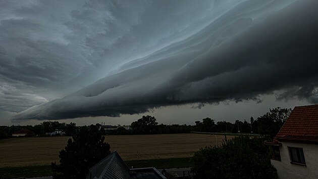Shelf cloud nad Hradcem Kr&aacute;lov&eacute; (31. srpna 2026)