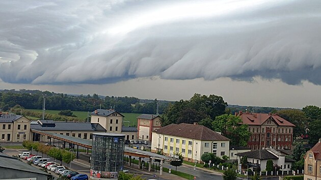 Postupuj&iacute;c&iacute; shelf cloud nad n&aacute;draž&iacute;m v Jaroměři (31. srpna 2026)