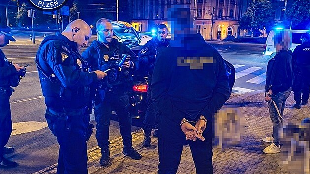 Šestadvacetiletý řidič ujížděl vysokou rychlostí před strážníky. Prý si chtěl vyzkoušet, jestli jim unikne. (8. září 2026)