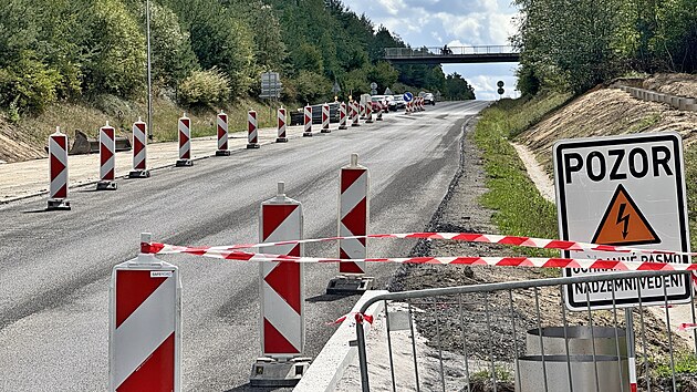 V Třemo&scaron;n&eacute; u Plzně už se znovu jezd&iacute; po obchvatu pot&eacute;, co silnič&aacute;ři zprovoznili alespoň polovinu nov&eacute;ho kruhov&eacute;ho objezdu mezi Třemo&scaron;nou a Z&aacute;luž&iacute;m. (1. z&aacute;ř&iacute; 2026)