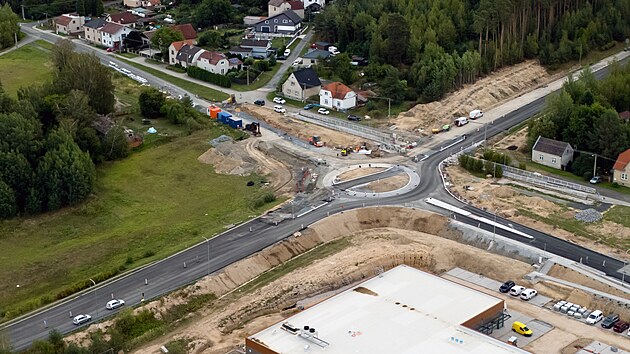 V Třemo&scaron;n&eacute; u Plzně už se znovu jezd&iacute; po obchvatu pot&eacute;, co silnič&aacute;ři zprovoznili alespoň polovinu nov&eacute;ho kruhov&eacute;ho objezdu mezi Třemo&scaron;nou a Z&aacute;luž&iacute;m. (1. z&aacute;ř&iacute; 2026)