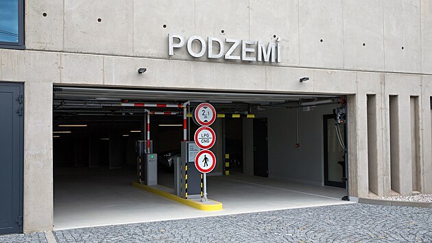 V Plzni na Slovanech vyrostl nový parkovací dům Světovar, do užívání ho město předá zřejmě v říjnu. (4. září 2026)
