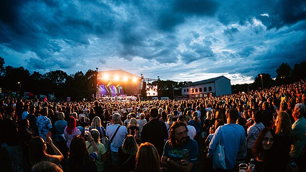 Slavnostn&iacute; otevřen&iacute; nov&eacute;ho kulturn&iacute;ho domu ve Třemo&scaron;n&eacute; u Plzně se neslo ve znamen&iacute; tř&iacute; B&aacute;rtů. Zpěv&aacute;ků Dana B&aacute;rty, V&aacute;clava Noida B&aacute;rty a vedouc&iacute;ho orchestru Tremolo Borka B&aacute;rty. Koncert si poslechlo několik stovek lid&iacute;. (2. z&aacute;ř&iacute; 2026)