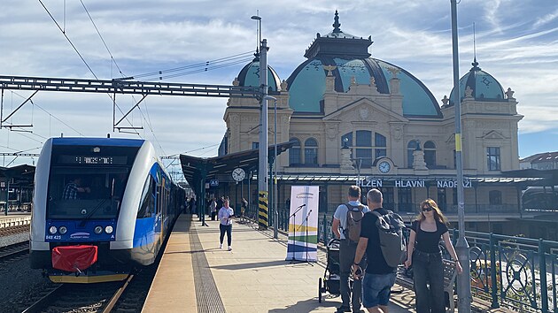 Společnost Arriva v Plzni představila první dvě kompletně modernizované tříčlánkové motorové jednotky Stadler, které od prosince nasadí mezi Plzní a Domažlicemi. (3. září 2026)