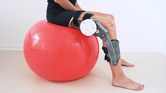 Vědci ze Z&aacute;padočesk&eacute; univerzity v Plzni vyvinuli  rehabilitačn&iacute; pomůcku pro pacienty po operaci nebo &uacute;razu kolenn&iacute;ho kloubu.