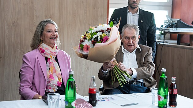 V rodném Kolíně podpořil Miloš Zeman kandidátku ANO do Senátu Andreu Brzobohatou. Následovala beseda s Milošem Zemanem a Karlem Havlíčkem. (7. září 2026)
