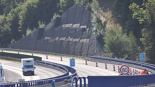 O jeden jízdní pruh méně a snížená rychlost. Provoz na hlavním tahu mezi Opavou a Ostravou omezil špatný stav opěrné gabionové zdi. Silničáři připravují rekonstrukci, její termín ale ještě neznají.