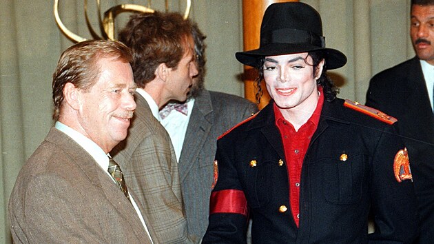 Český prezident Václav Havel a americký zpěvák Michael Jackson na Pražském hradě (6. září 1996)