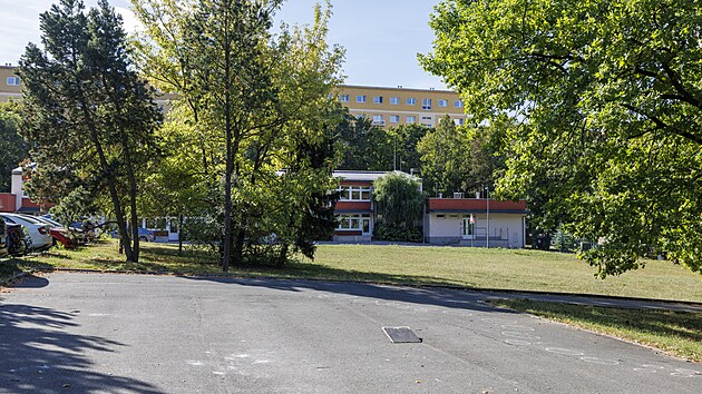 Pozemek, kde měl v Černých Polích vyrůst parkovací dům. Místní ho odmítli.