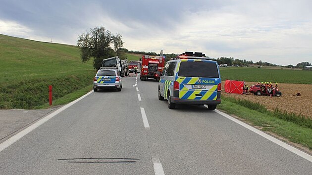 Policie vy&scaron;etřuje tragickou dopravn&iacute; nehodu, kter&aacute; se stala na silnici mezi Kojet&iacute;nem a Popůvkami na Přerovsku. Řidič &Scaron;kody Octavia tam předj&iacute;žděl n&aacute;kladn&iacute; auto, v protisměru se ale čelně srazil s protijedouc&iacute;m n&aacute;kladn&iacute;m vozidlem. Na n&aacute;sledky zraněn&iacute; na m&iacute;stě zemřel. (7. z&aacute;ř&iacute; 2026)