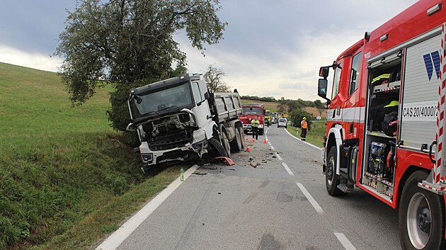 Policie vy&scaron;etřuje tragickou dopravn&iacute; nehodu, kter&aacute; se stala na silnici mezi Kojet&iacute;nem a Popůvkami na Přerovsku. Řidič &Scaron;kody Octavia tam předj&iacute;žděl n&aacute;kladn&iacute; auto, v protisměru se ale čelně srazil s protijedouc&iacute;m n&aacute;kladn&iacute;m vozidlem. Na n&aacute;sledky zraněn&iacute; na m&iacute;stě zemřel. (7. z&aacute;ř&iacute; 2026)