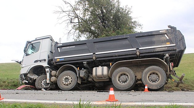 Policie vy&scaron;etřuje tragickou dopravn&iacute; nehodu, kter&aacute; se stala na silnici mezi Kojet&iacute;nem a Popůvkami na Přerovsku. Řidič &Scaron;kody Octavia tam předj&iacute;žděl n&aacute;kladn&iacute; auto, v protisměru se ale čelně srazil s protijedouc&iacute;m n&aacute;kladn&iacute;m vozidlem. Na n&aacute;sledky zraněn&iacute; na m&iacute;stě zemřel. (7. z&aacute;ř&iacute; 2026)