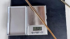 Odcizené zlaté pruty jsou 30 cm dlouhé a půl centimetru široké.
