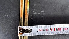 Odcizené zlaté pruty jsou 30 cm dlouhé a půl centimetru široké.