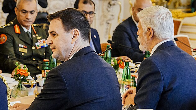 Král Abdalláh II. z Jordánska přijel na Pražský hrad na setkání s prezidentem Petrem Pavlem. Na snímku ministr zahraničí Petr Macinka (Motoristé) a prezident Petr Pavel. (18. září 2026)