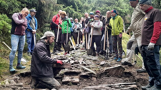 Tři desítky dobrovolníků obnovily u Šeráku v Hrubém Jeseníku 32 metrů historického chodníku. Při opravě náročného horského úseku směrem na Čerňavu využili tradiční metodu štětování – skládání kamenů na výšku a jejich vyklínování, což vytváří stabilní a neklouzavý povrch i pro deštivé počasí. Součástí práce pod vedením geologa Lukáše Abta (na snímku) byla také instalace dvou odvodňovacích žlabů. (12. září 2026)