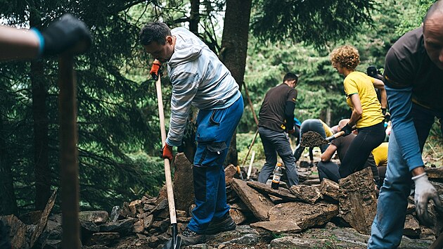 Tři desítky dobrovolníků obnovily u Šeráku v Hrubém Jeseníku 32 metrů historického chodníku. Při opravě náročného horského úseku směrem na Čerňavu využili tradiční metodu štětování – skládání kamenů na výšku a jejich vyklínování, což vytváří stabilní a neklouzavý povrch i pro deštivé počasí. (12. září 2026)