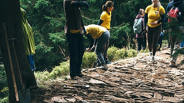 Tři desítky dobrovolníků obnovily u Šeráku v Hrubém Jeseníku 32 metrů historického chodníku. Při opravě náročného horského úseku směrem na Čerňavu využili tradiční metodu štětování – skládání kamenů na výšku a jejich vyklínování, což vytváří stabilní a neklouzavý povrch i pro deštivé počasí. (12. září 2026)