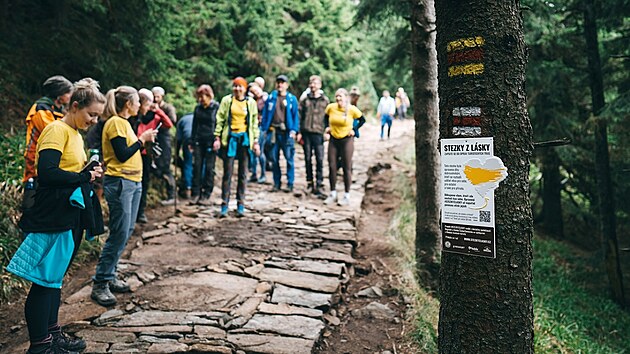 Tři desítky dobrovolníků obnovily u Šeráku v Hrubém Jeseníku 32 metrů historického chodníku. Při opravě náročného horského úseku směrem na Čerňavu využili tradiční metodu štětování – skládání kamenů na výšku a jejich vyklínování, což vytváří stabilní a neklouzavý povrch i pro deštivé počasí. (12. září 2026)