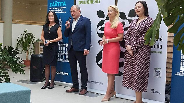 Ostravsk&aacute; zoo a Př&iacute;rodovědeck&aacute; fakulta Ostravsk&eacute; univerzity roz&scaron;&iacute;řily partnerstv&iacute;. To přinese studentům př&iacute;rodovědn&yacute;ch oborů možnosti pro praktick&eacute; v&yacute;uky, v&yacute;zkumn&eacute; projekty i praxe &ndash; např&iacute;klad v nově připravovan&eacute;m studijn&iacute;m programu Zoologie. (4. z&aacute;ř&iacute; 2026)