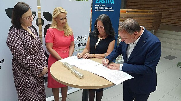 Ostravsk&aacute; zoo a Př&iacute;rodovědeck&aacute; fakulta Ostravsk&eacute; univerzity roz&scaron;&iacute;řily partnerstv&iacute;. To přinese studentům př&iacute;rodovědn&yacute;ch oborů možnosti pro praktick&eacute; v&yacute;uky, v&yacute;zkumn&eacute; projekty i praxe &ndash; např&iacute;klad v nově připravovan&eacute;m studijn&iacute;m programu Zoologie. (4. z&aacute;ř&iacute; 2026)