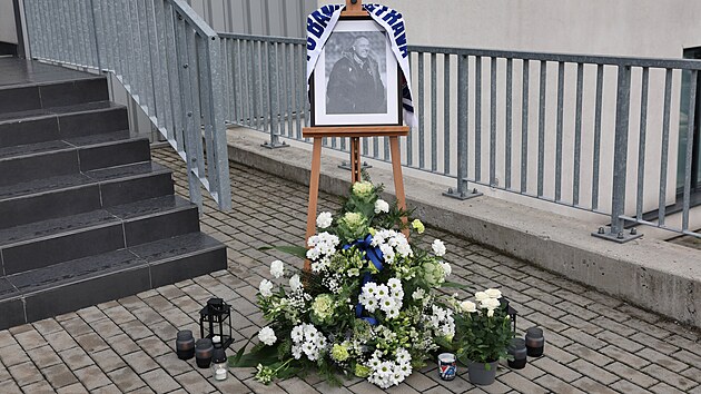 Pietní místo na ostravských Bazalech, kde mohou fanoušci a veřejnost uctít památku fotbalové legendy Baníku Ostrava a bývalého reprezentačního brankáře Luďka Mikloška, který zemřel ve věku 64 let.