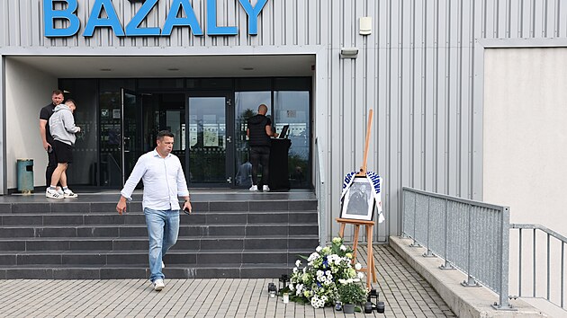 Pietní místo na ostravských Bazalech, kde mohou fanoušci a veřejnost uctít památku fotbalové legendy Baníku Ostrava a bývalého reprezentačního brankáře Luďka Mikloška, který zemřel ve věku 64 let.