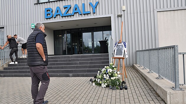 Pietní místo na ostravských Bazalech, kde mohou fanoušci a veřejnost uctít památku fotbalové legendy Baníku Ostrava a bývalého reprezentačního brankáře Luďka Mikloška, který zemřel ve věku 64 let.