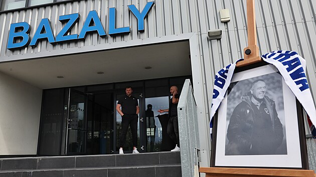 Pietní místo na ostravských Bazalech, kde mohou fanoušci a veřejnost uctít památku fotbalové legendy Baníku Ostrava a bývalého reprezentačního brankáře Luďka Mikloška, který zemřel ve věku 64 let.