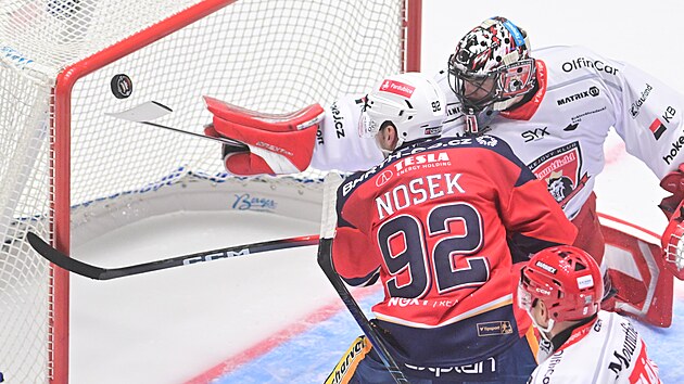 Pardubick&yacute; Tom&aacute;&scaron; Nosek se tlač&iacute; do br&aacute;ny v duelu s Hradcem.