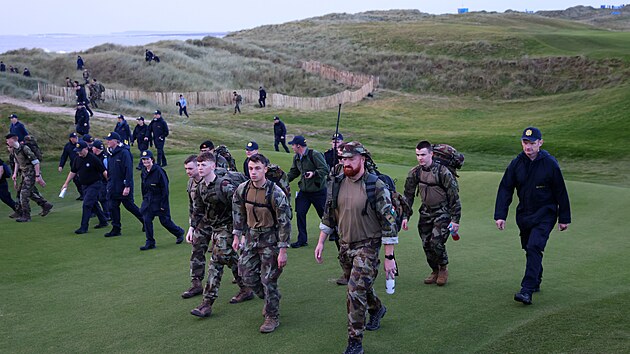 Příslušníci irské armády provádějí bezpečnostní kontroly v areálu Trump International Golf Links Ireland v Doonbegu před návštěvou amerického prezidenta Donalda Trumpa na Irish Open. (11. září 2026)