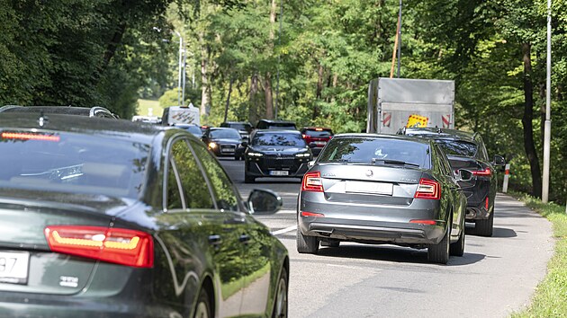 Na výjezdu ze Zlína do Fryštáku se tvoří v dopravní špičce dlouhé kolony kvůli chybějícímu dálničnímu přivaděči. (září 2026)