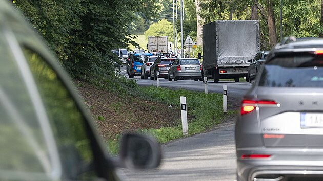 Na výjezdu ze Zlína do Fryštáku se tvoří v dopravní špičce dlouhé kolony kvůli chybějícímu dálničnímu přivaděči. (září 2026)
