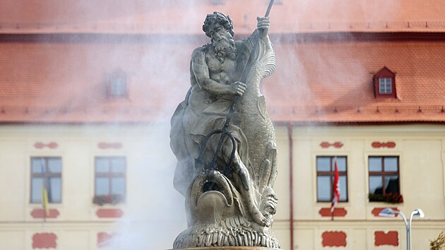Pravidelná předzimní očista Neptunovy kašny na Masarykově náměstí v Jihlavě.