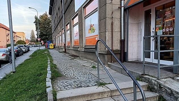 Schody a bariéry na každém kroku. Vstup do prodejny potravin na Sídlišti I v Jihlavě je pro lidi s kočárky nebo omezenou pohyblivostí velkou komplikací.