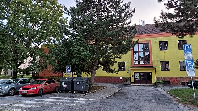 Parkovací místa u budovy mateřské školy na Sídlišti I dostanou přehlednější uspořádání. Úpravy mají vyřešit chaos s auty i zvýšit bezpečnost dětí na přechodech a chodnících.