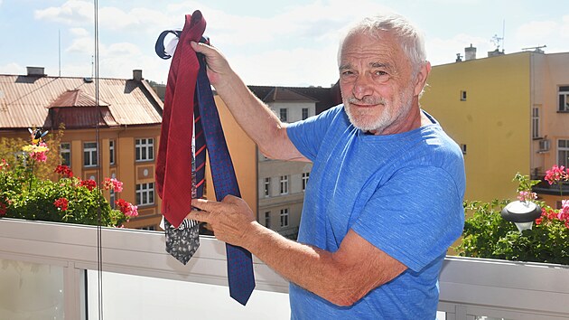 František Erbert z Teplic chystá dražbu kravat známých osobností, přičemž výtěžek půjde na konto Dětského domova Tuchlov.
