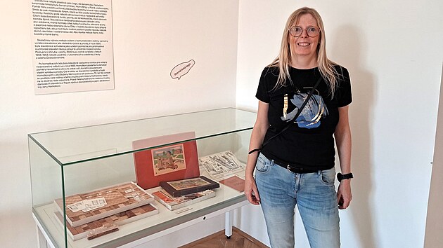Daniela Linková, historička z Oblastního muzea v Litoměřicích, u vitríny se stavebnicí Tegula