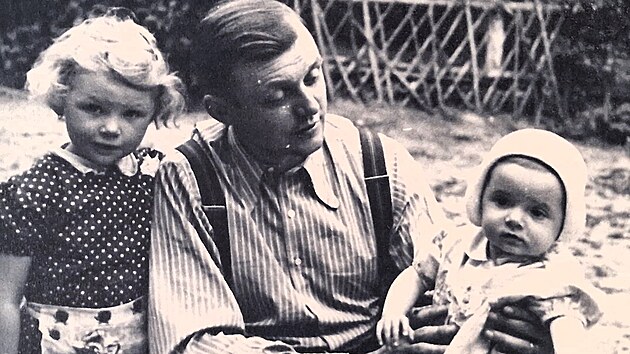 Inženýr Jan Homolka s dcerami