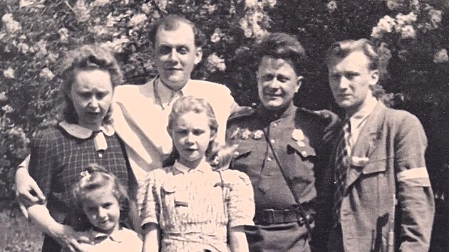 Inženýr Jan Homolka (na snímku v bílé košili) se svou rodinou a sovětským velitelem Litoměřic F. H. Ševlučenkem v roce 1945