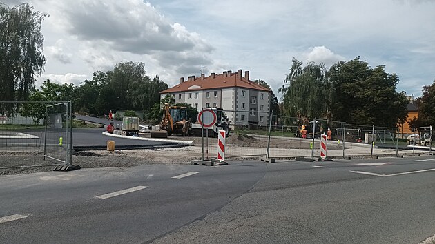Lovosická křižovatka U Jatek nyní prochází přestavbou na kruhový objezd. (září 2026)