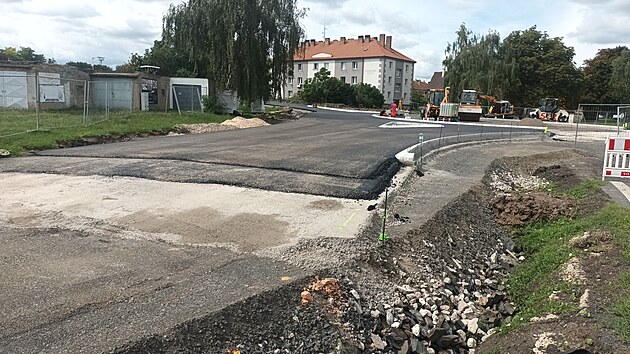 Lovosická křižovatka U Jatek nyní prochází přestavbou na kruhový objezd. (září 2026)