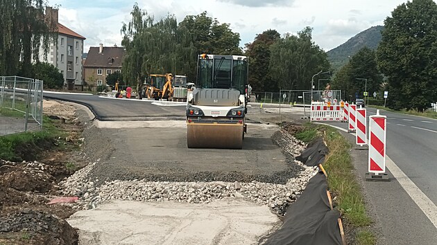 Lovosická křižovatka U Jatek nyní prochází přestavbou na kruhový objezd. (září 2026)