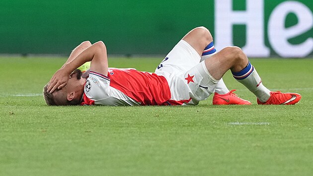 Otřesený kapitán Slavie Sadílek v zápase s Lens.